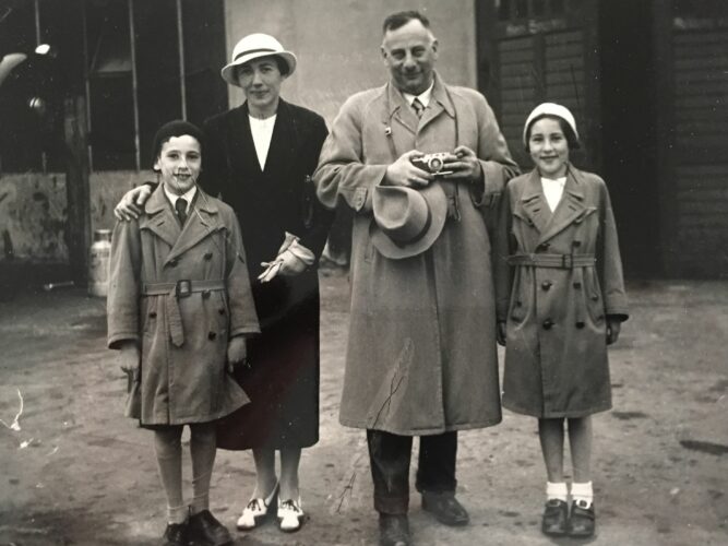 Dr. med. Franz Meyersohn with his wife  Magda and their children Rolf and Charlotte around 1930 © Meyersohn family, USA