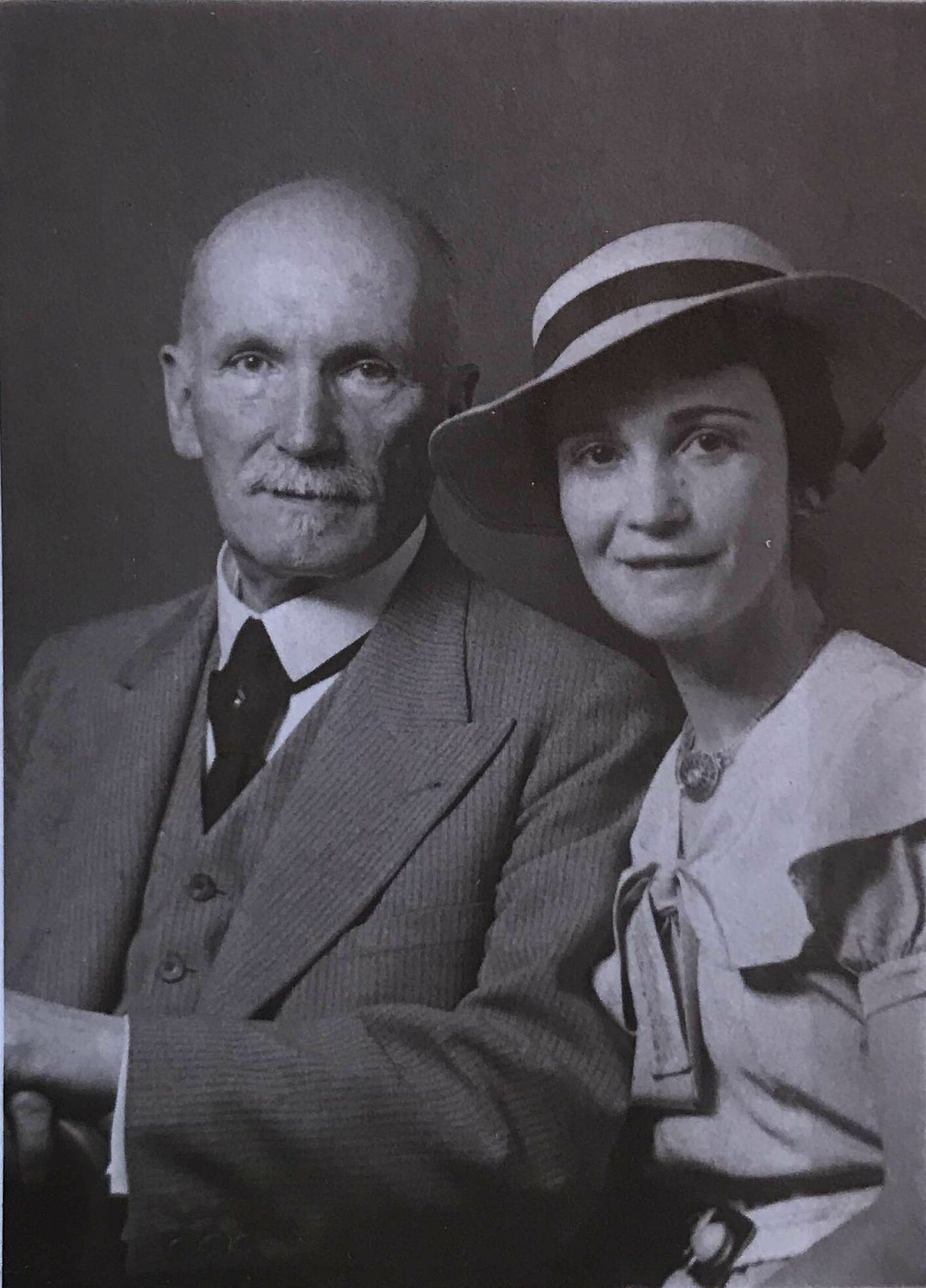 Prof. Dr. med. Ernst with his daughter Susanne 1937 © Nicki Stieda, Canada