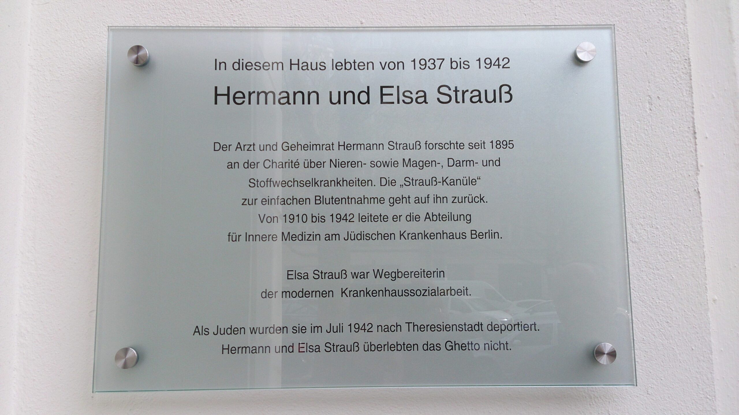Memorial plaque for Hermann and Elsa Strauss, Kurfürstendamm 184, Berlin, Photo H Je