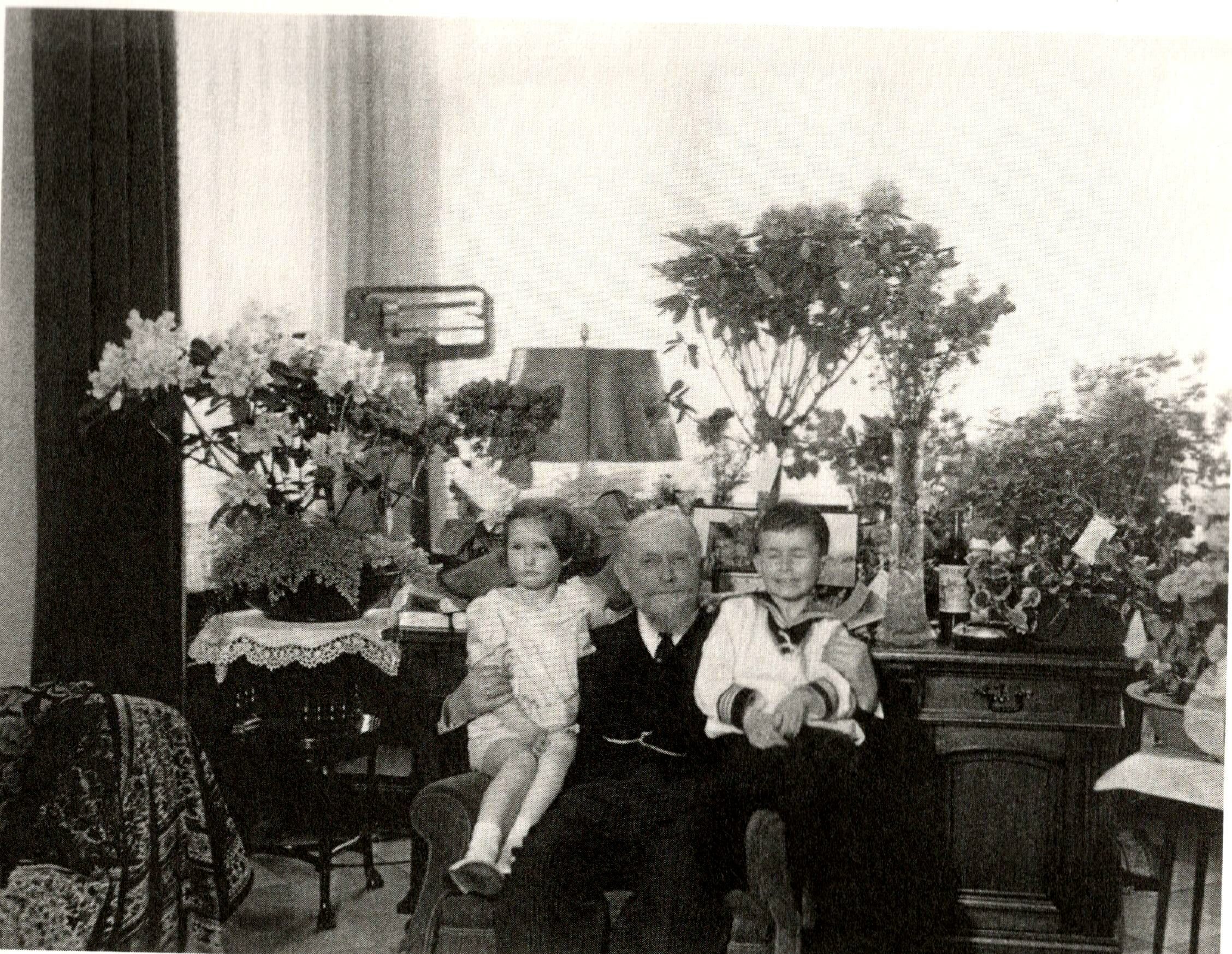 Hermann Strauß mit Enkelkindern Irene und Joachim 1938 © Irene Hallmann-Strauß