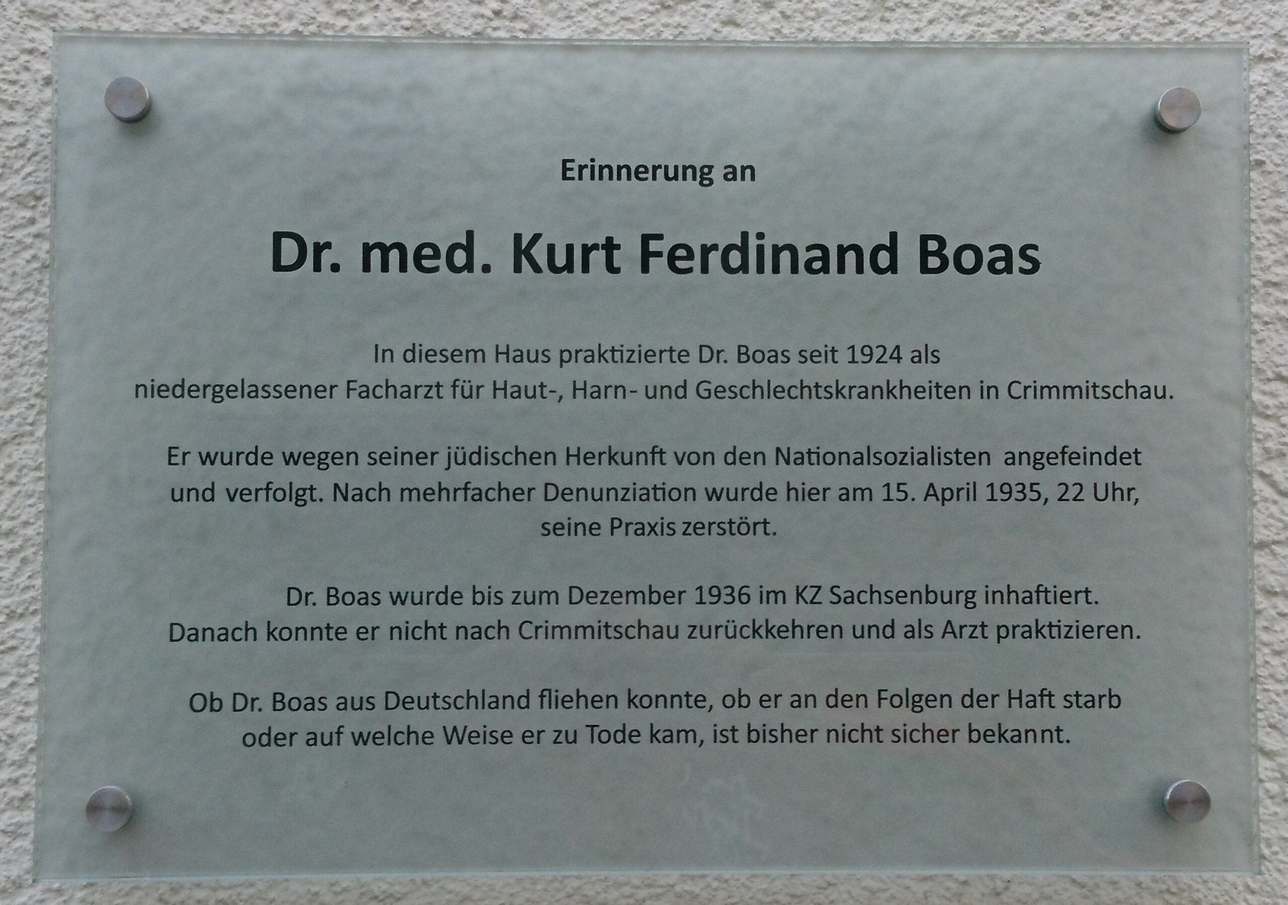 Gedenktafel für Kurt Ferdinand Boas am Haus seiner ehemaligen Praxis in Crimmitschau