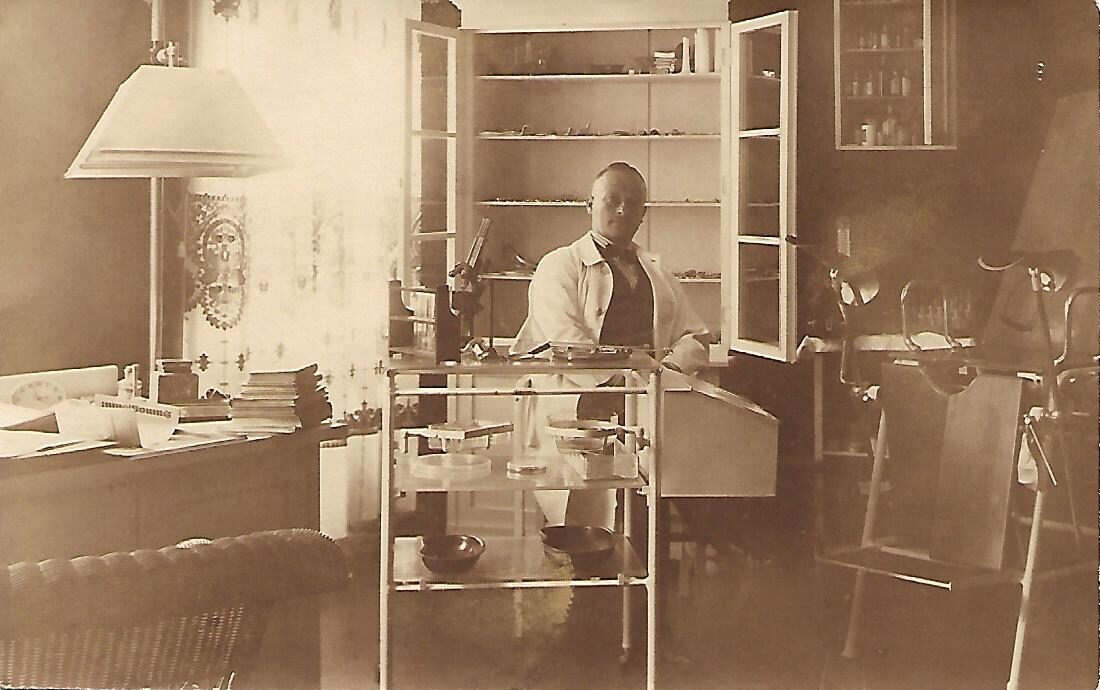 Sallo Ledermann in his medical practice in Cologne © Kampmann family archive