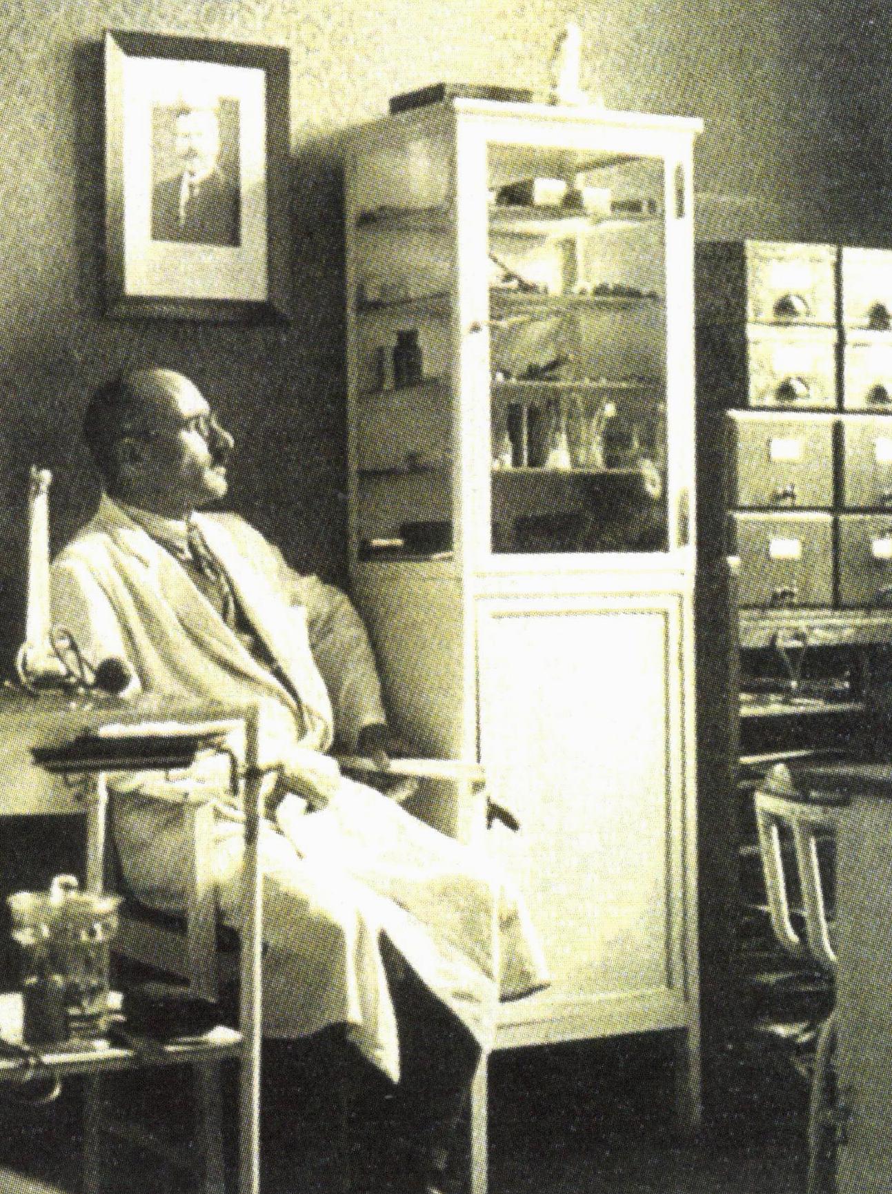 Julian Kretschmer in seiner Emdener Praxis in den 1920er Jahren © Gesine A. Janssen