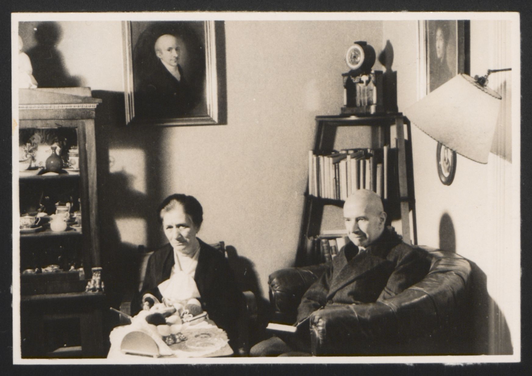 Adolf und Helene Guttentag. Weihnachten 1938 im Balkonzimmer der Wohnung in Stettin Kaiser Wilhelm Strasse 9. Quelle USMM